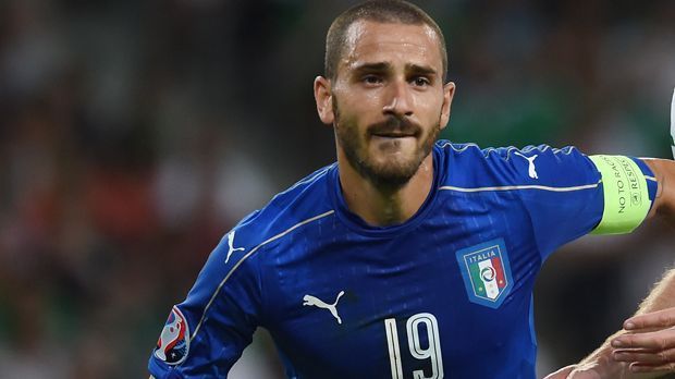 
                <strong>Abwehr: Leonardo Bonucci (Italien)</strong><br>
                Abwehr: Leonardo Bonucci (Italien). Erfahrung, Zweikampfhärte und Übersicht. All diese Attribute ließ der Spieler von Juventus Turin in das Spiel der Italiener einfließen. Der 29-Jährige bildet mit Giorgio Chiellini und Andrea Barzagli die Abwehrkette der "Squadra Azzurra".
              