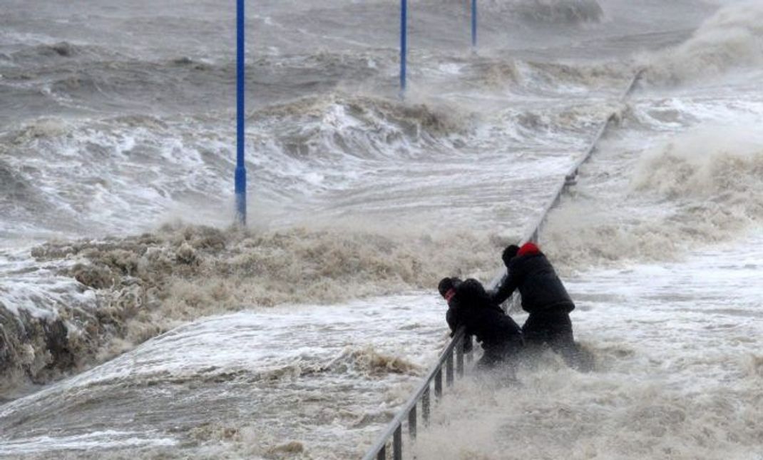 So eine heftige Sturmflut wie durch Orkantief Xaver 2013 gab es selten in Deutschland. Spaziergänge wurden da in Schleswig-Holstein auf einmal sehr gefährlich.