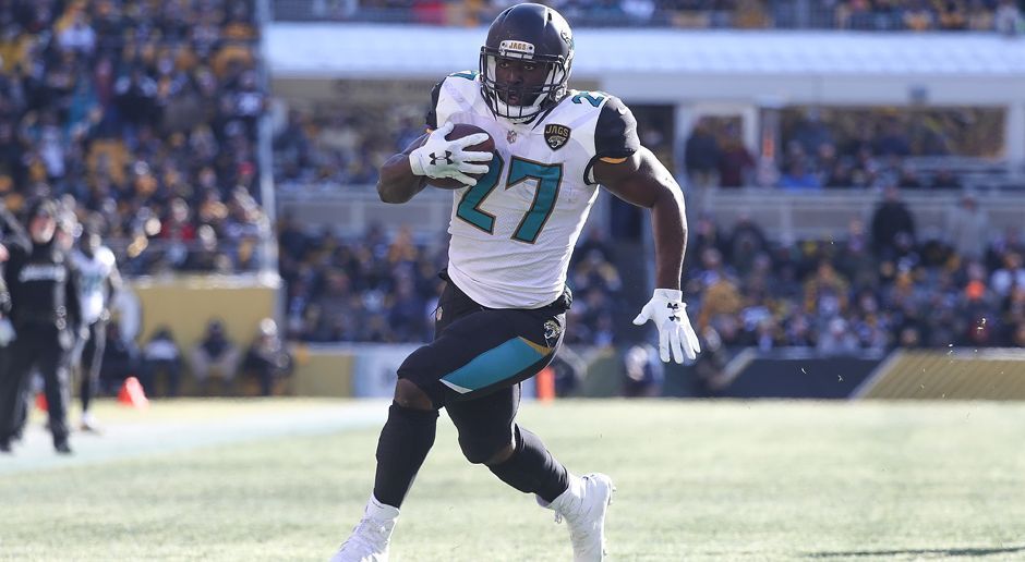 
                <strong>Leonard Fournette (Jacksonville Jaguars)</strong><br>
                Leonard Fournette hat in seiner Rookie-Saison bei den Jaguars bereits alle Erwartungen übertroffen. Nun zeigte er auch im bisher wichtigsten Spiel der Saison eine herausragende Vorstellung. In der Divisional Round gegen die Pittsburgh Steelers erlief er 109 Yards und erzielte drei Touchdowns. Damit stieg der 22-Jährige zum jüngsten Spieler in der Super-Bowl-Ära auf, der in einem Playoff-Spiel mindestens 100 Rushing-Yards und drei Touchdowns erreichte. Er ist neben William Floyd zudem der einzige Rookie, dem jemals in der Postseason drei Touchdowns gelangen.
              