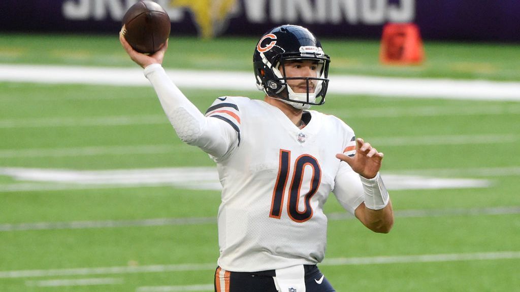 
                <strong>Chicago Bears</strong><br>
                In Chicago ist die QB-Situation in dieser Saison sehr undurchsichtig. Mitch Trubisky begann die Saison mit einer 3-0-Bilanz, ehe Nick Foles übernahm - und von acht Spielen nur zwei gewann, um sich danach zu verletzen. Trubisky ist zwar umstritten, jedoch spricht seine Bilanz von fünf Siegen aus sechs Spielen in dieser Saison für ihn. Während Trubisky nach der Saison Free Agent wird, ist Foles noch zwei Saisons an die Bears gebunden. Auch ein Quarterback im kommenden Draft ist für die Bears eine Möglichkeit. Sollten die Bears noch in die Playoffs kommen und Trubisky kein horrendes Gehalt fordern, dann ist eine Verlängerung nicht unwahrscheinlich.
              