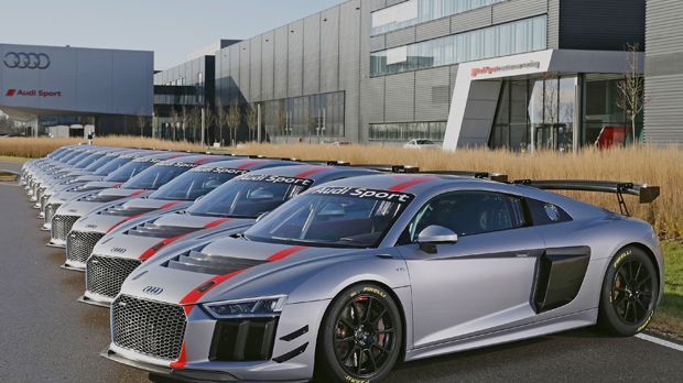 
                <strong> Audi Sport Seyffarth R8 LMS Cup</strong><br>
                Neu dabei ist der Audi Sport Seyffarth R8 LMS Cup, den Markenpokal startet an insgesamt sechs DTM-Rennwochenenden. Ausgetragen wird der neue Cup in seiner Debütsaison mit bis zu 20 der neuen Audi R8 LMS GT4. Der neue R8 LMS Cup richtet sich sowohl an Profis und Semi-Profis als auch an ambitionierte Nachwuchspiloten. Gefahren werden je zwei Freie Trainings, zwei Qualifyings und zwei Rennen je 30 Minuten. Mit der jungen Ungarin Vivien Keszthelyi startet auch eine vielversprechende Motorsportlerin im R8 LMS Cup. Der Champion erhält einen brandneuen Audi R8 als Siegprämie.
              