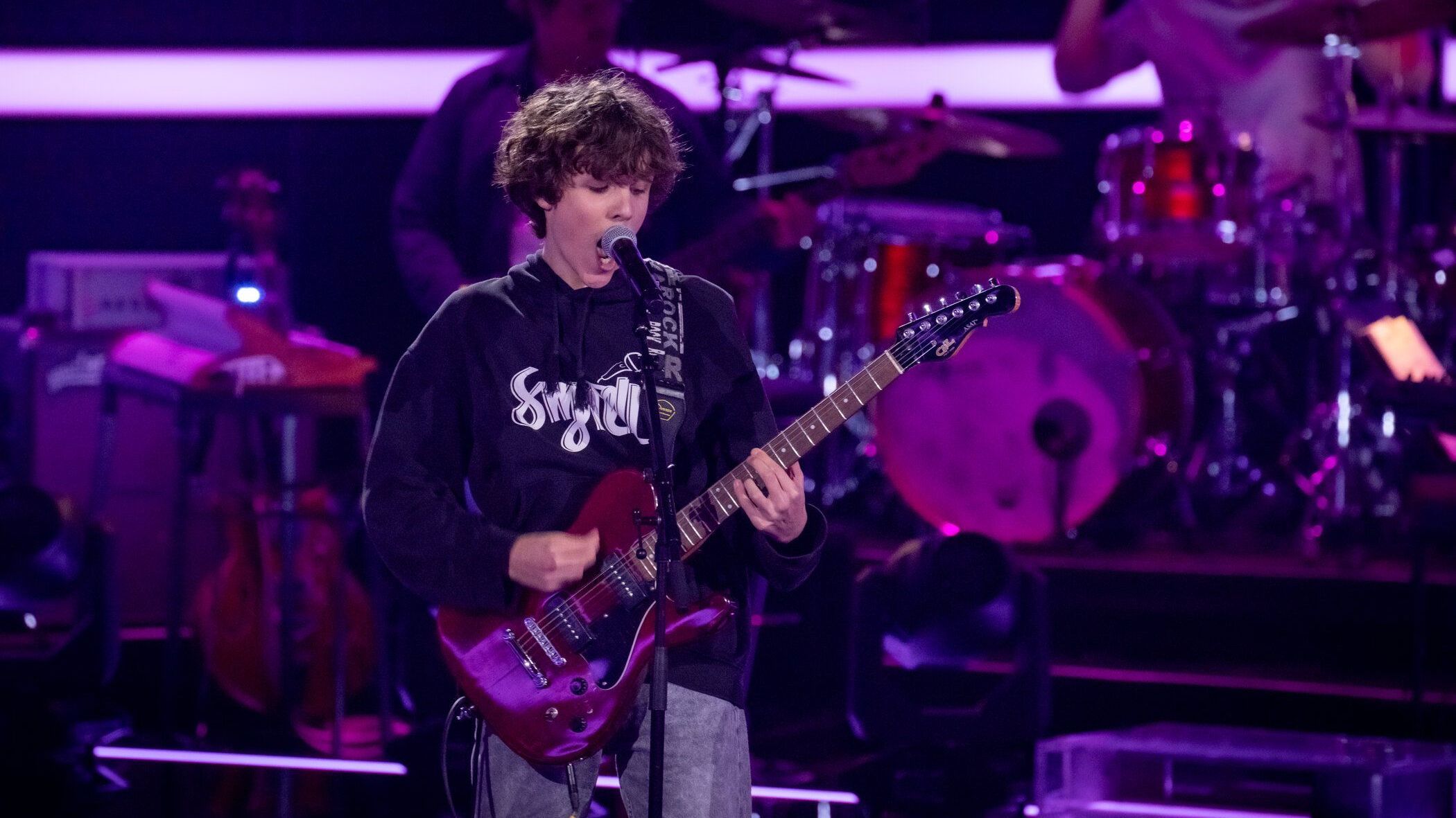 Niko spielt bei "The Voice Kids" Gitarre und singt.