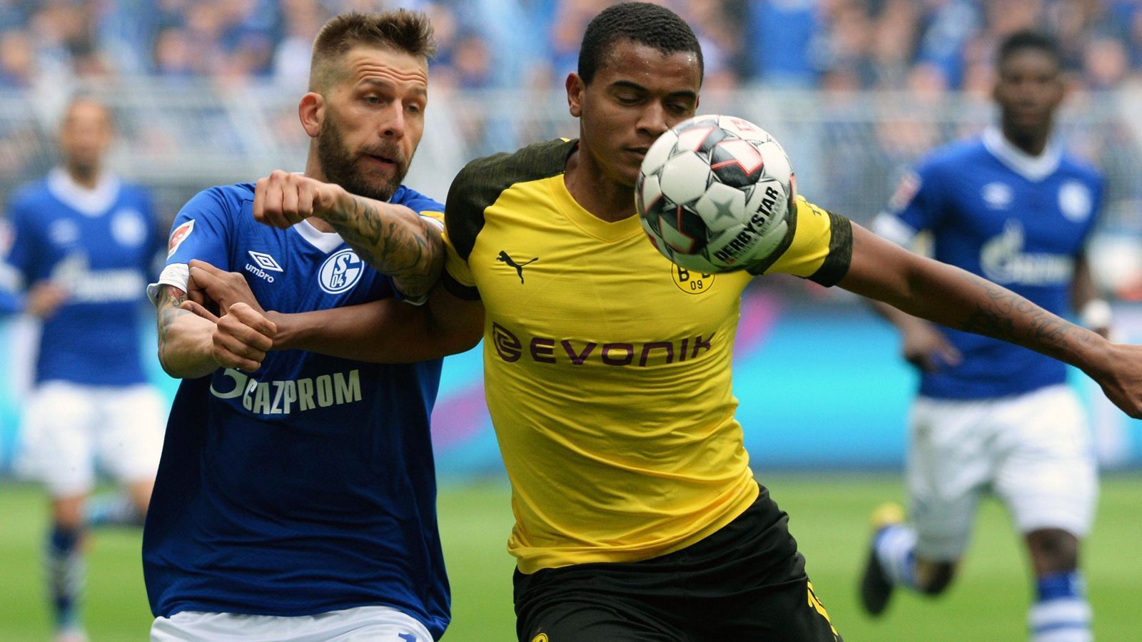 
                <strong>Manuel Akanji (Borussia Dortmund)</strong><br>
                Der Abwehrchef kann seine Mannschaft zu keinem Zeitpunkt wie gewohnt anführen. An den Gegentoren nicht beteiligt. Macht wie der gesamte Dortmunder Defensivverbund bei Schalker Angriffen aber keine gute Figur. ran-Note: 4
              