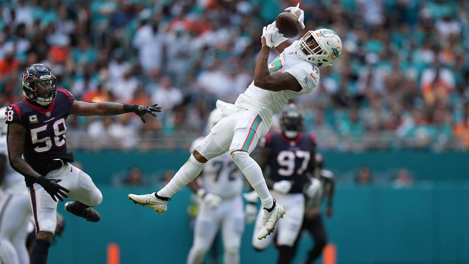 
                <strong>Miami Dolphins - Jaylen Waddle, Wide Receiver</strong><br>
                Seine Verletzungsanfälligkeit kostet Quarterback Tua Tagovailoa den Platz als bester Youngster der Miami Dolphins. Denn mit Jaylen Waddle hat das Team aus Florida einen Wide Receiver im Team, der wohl bei den allermeisten Franchises die Nummer eins wäre, sich bei Miami aber hinter Superstar Tyreek Hill anstellen muss. Zur Wahrheit gehört aber auch, dass Waddle von der Anwesenheit Hills profitiert. Zwar fing er verglichen mit seiner Rookie-Saison deutlich weniger Pässe (von 104 auf 75), allerdings lieferte er über 300 Receiving Yards mehr ab. Mit 18,1 Yards pro gefangenem Ball führte er die gesamte NFL an und das, obwohl in vier Spielen die Backups von Tagovailoa die Bälle warfen. Ein Zeichen für seine enorme Qualität. Wenn Hill irgendwann abfallende Leistungen zeigen sollte, müssen die Dolphins sich dank Waddle keine zu großen Gedanken darum machen, wer der nächste Top-Passempfänger im Team sein wird.Honorable Mentions: Quarterback Tua Tagovailoa, Safety Jevon Holland
              