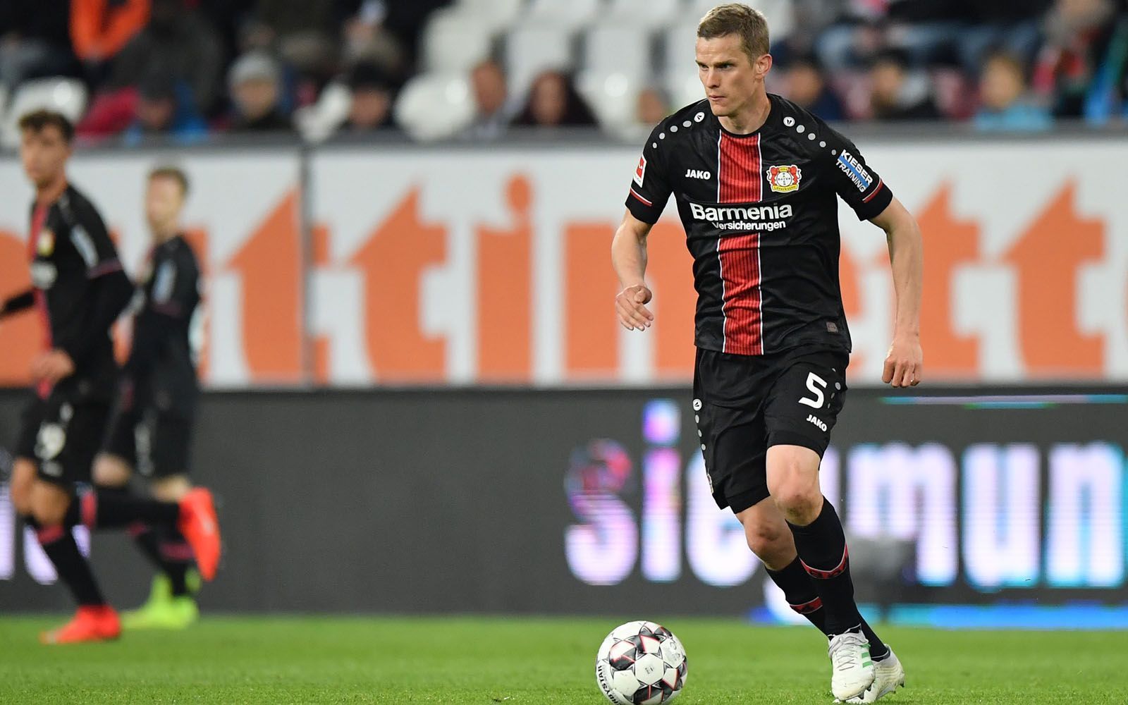 
                <strong>Platz 7: Sven Bender (Bayer Leverkusen) </strong><br>
                Bundesliga-Einsätze: 27 Angekommene Pässe: 1.464Fehlpässe: 110 Pass-Summe: 1.574 Quote: 93,01 Prozent 
              