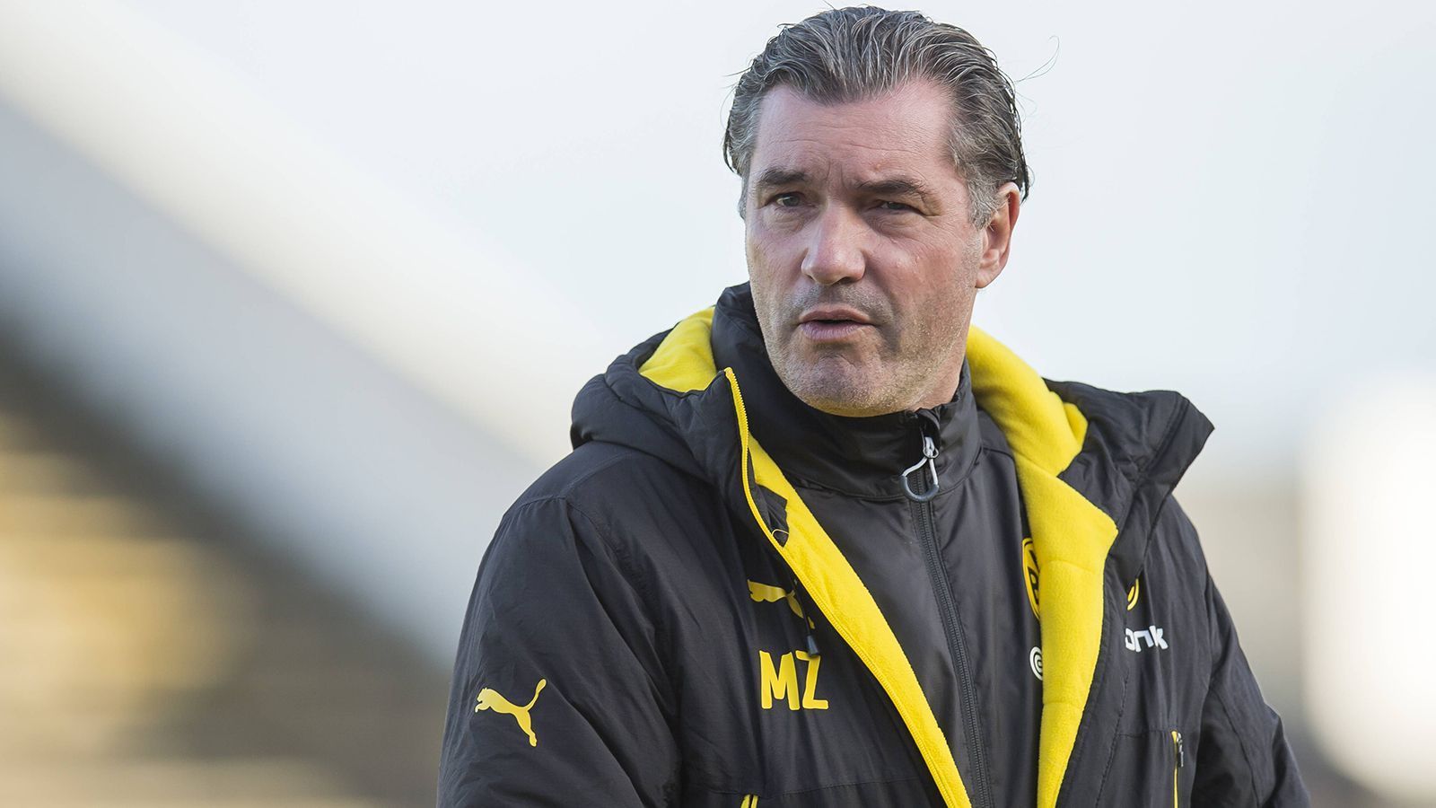 
                <strong>Zentrales Mittelfeld: Michael Zorc</strong><br>
                Auch zu Zorc ist nicht viel zu sagen: Er ist ein BVB-Urgestein, schon in der U17 kickte er für den Verein und verließ diesen auch nicht mehr. Nach seinem Karriereende 1998 übernahm er zudem mehrere Posten im Management des Klubs. Mit 572 Spielen ist er bis heute der Rekordspieler des Vereins. ChatGPT hat bei dieser Personalie also sowas von Recht. 2022 wurde er höchst emotional verabschiedet.
              