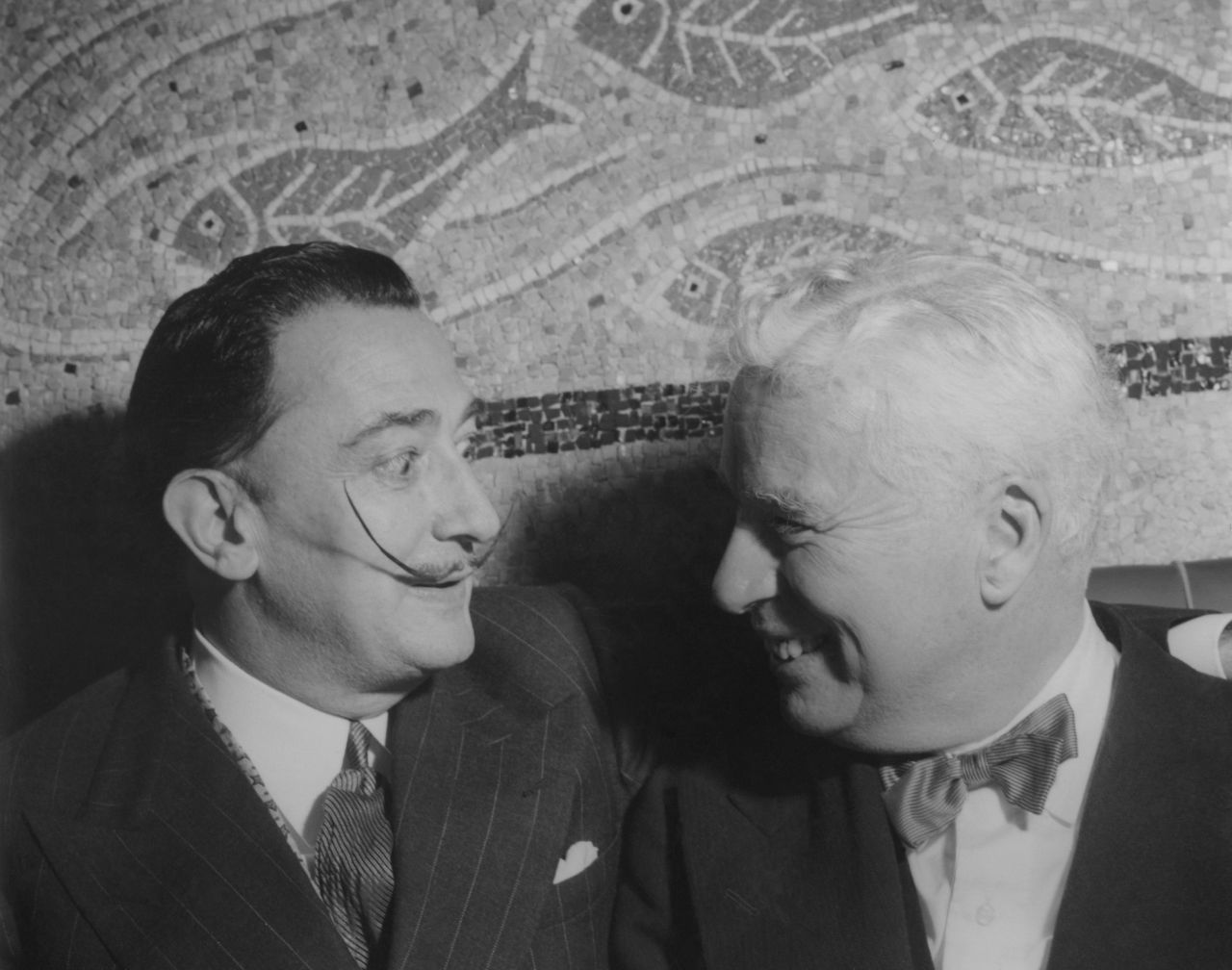 Den kann nicht jeder tragen: der nach oben gezwirbelte Bart des spanischen Malers Salvador Dalí (links).