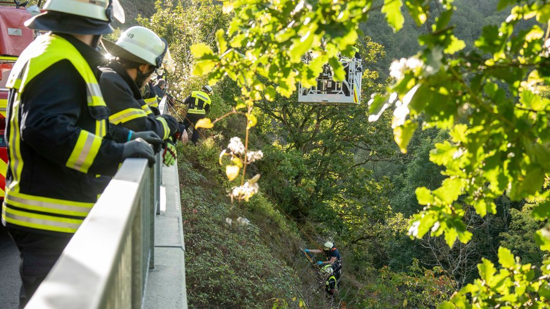 Eine leblose Person wurde von einem Spaziergänger nahe der Preußischen Brücke in Idar-Oberstein gefunden. 