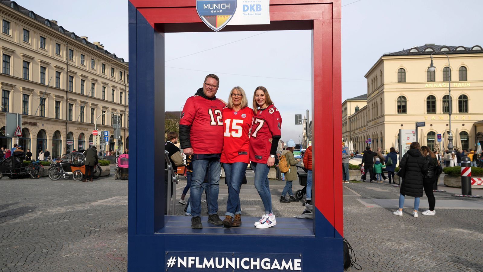 
                <strong>Fotospot am Odeonsplatz</strong><br>
                Ebenso wurde an gleicher Stelle ein Bilderrahmen aufgestellt, in den sich die Football-Begeisterten reinstellen und ablichten lassen konnten. Ein idealer Spot, um ein Erinnerungsfoto zu machen.
              