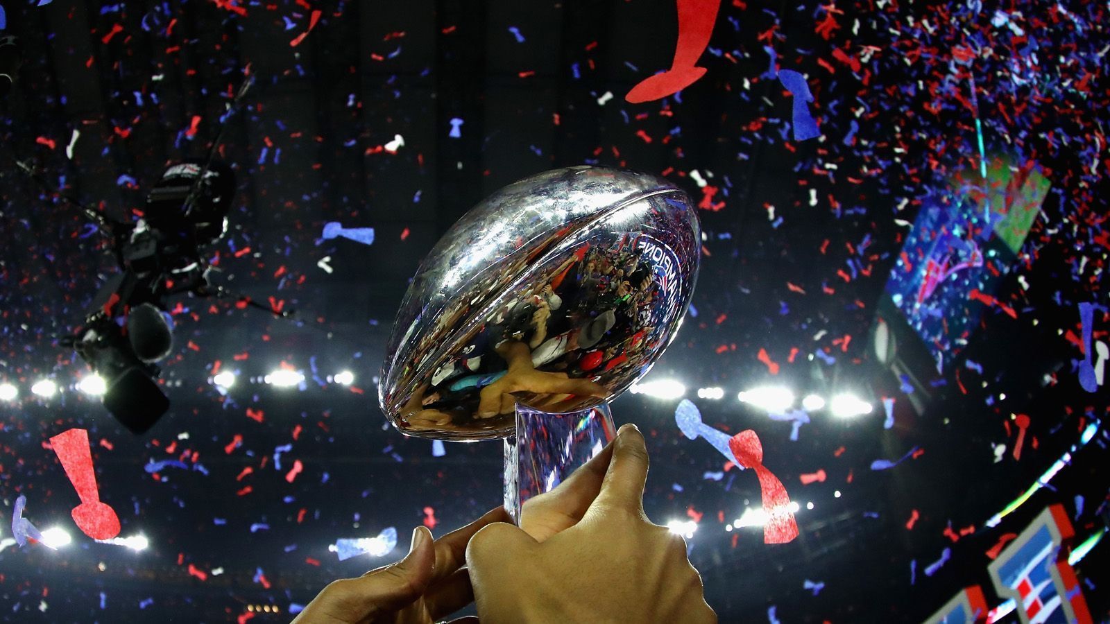 
                <strong>Angeberwissen zum Super Bowl LIII</strong><br>
                Es ist das größte Einzelsportereignis der Welt. Am 3. Februar 2019 heißt es New England Patriots gegen die Los Angeles Rams. Alle Augen sind auf das Duell zwischen den Quarterbacks Tom Brady und Jared Goff gerichtet. Damit ihr perfekt vorbereitet seid, hat ran.de Angeberwissen zur 53. Ausgabe des Super Bowls gesammelt.
              