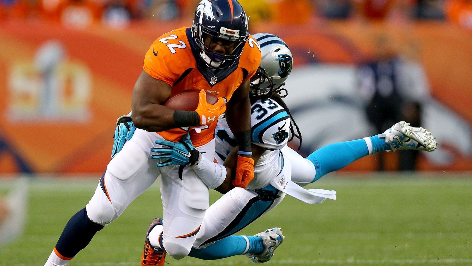 
                <strong>2016 im Sports Authority Field at Mile High: Carolina Panthers @ Denver Broncos 20:21</strong><br>
                Den Panthers gelingt die Revanche für die Niederlage im Super Bowl 50 nicht. Doch diesmal ist es ganz knapp. Mit zwei Touchdowns wird Running Back C.J. Anderson positiv zum entscheidenden Mann - negativ dagegen Panthers Kicker Graham Gano. Er vergibt ein mögliches Game Winning Field Goal aus 50 Yards.
              