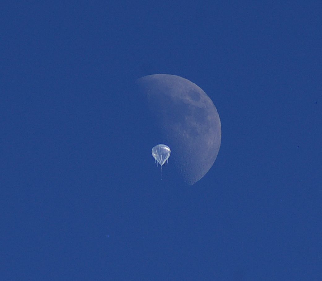 Kugel-UFO: Wetterballone fliegen sehr hoch und sehen ziemlich spacig aus. 