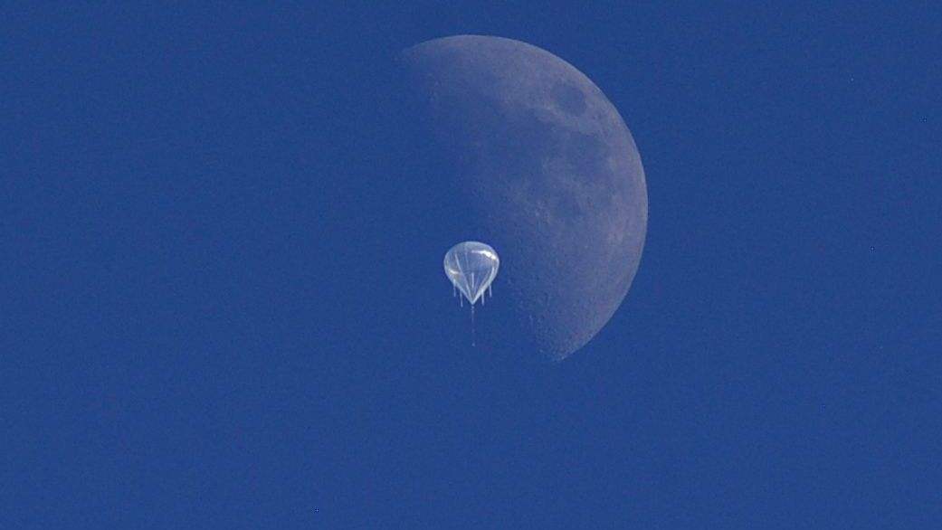Kugel-UFO: Wetterballone fliegen sehr hoch und sehen ziemlich spacig aus.