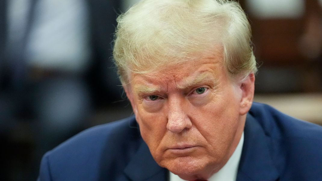 Donald Trump sitzt im Gerichtssaal vom New York Supreme Court.
