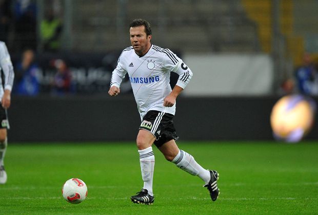 
                <strong>Lothar Matthäus</strong><br>
                Lothar Matthäus ist der prominenteste Akteur beim ran Jahrundertspiel. Als Kapitän führte er die 1990er DFB-Elf zum Weltmeistertitel. Mit 150 Länderspielen ist er deutscher Rekordnationalspieler.
              