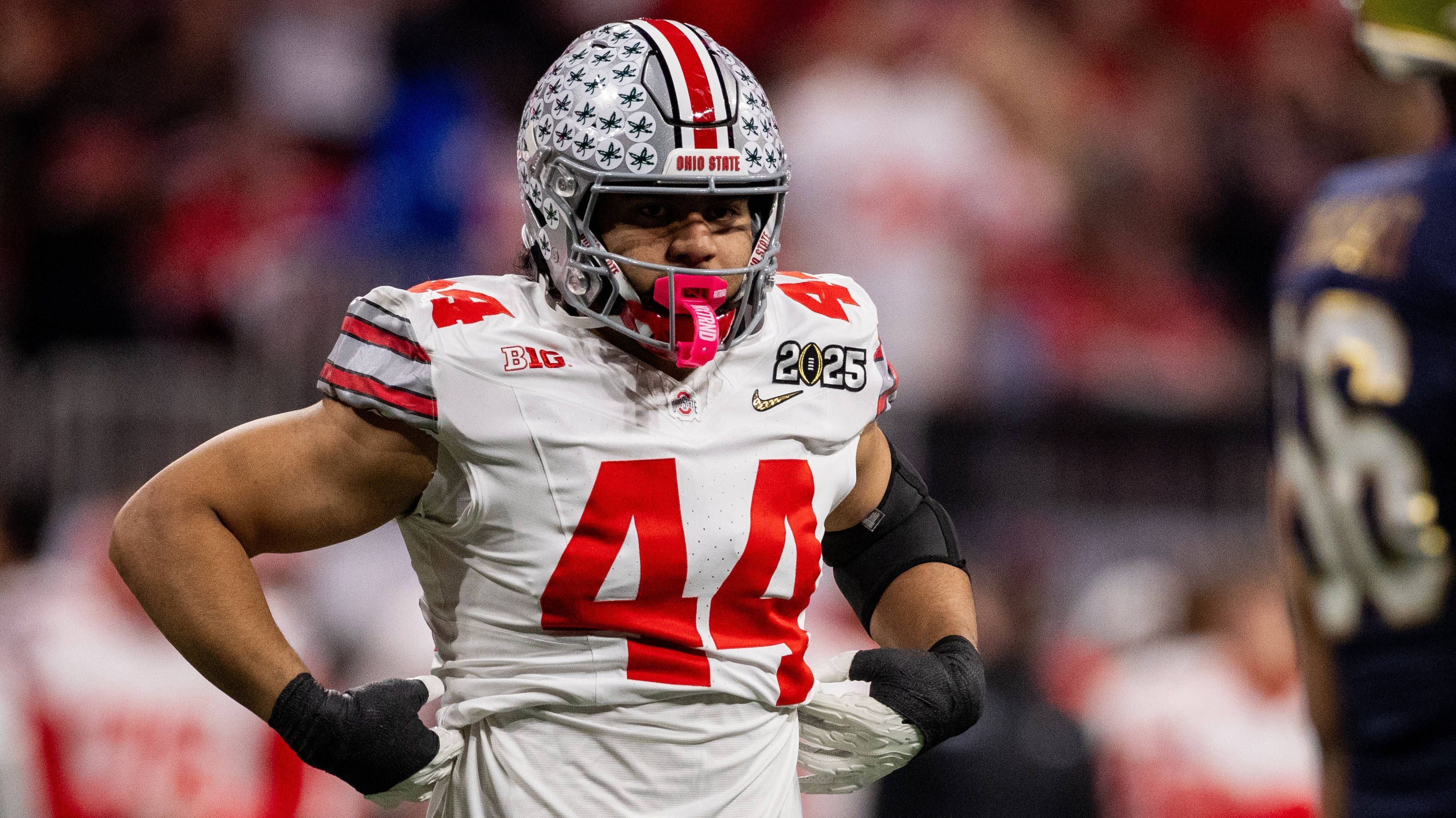 <strong>JT Tuimoloau (Defensive End, Ohio State)</strong><br>Gleiches gilt für seinen Nebenmann, JT Tuimaloau. Diese garstige Defensive Line um Sawyer, Tuimaloau und auch Tyleik Williams, der genau so in dieser Liste hätte auftauchen können, ist einer der Hauptgründe für den Triumph der Buckeyes im National Championship Game. Tuimoloau kommt gar auf zehn Sacks und zwei forcierte Fumbles, schier unglaubliche Werte. Vor allem, da er öfter auch mal in der Mitte spielt.