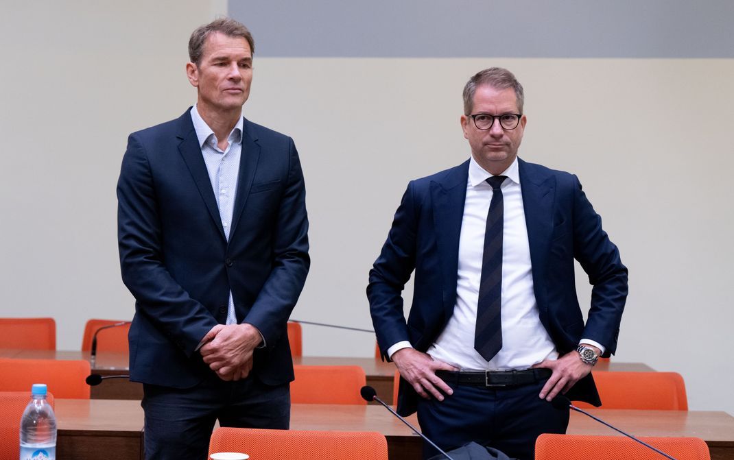 Der ehemalige Fußball-Nationaltorwart Jens Lehmann (l.) mit seinem Anwalt Florian Ufer im Gerichtssaal.