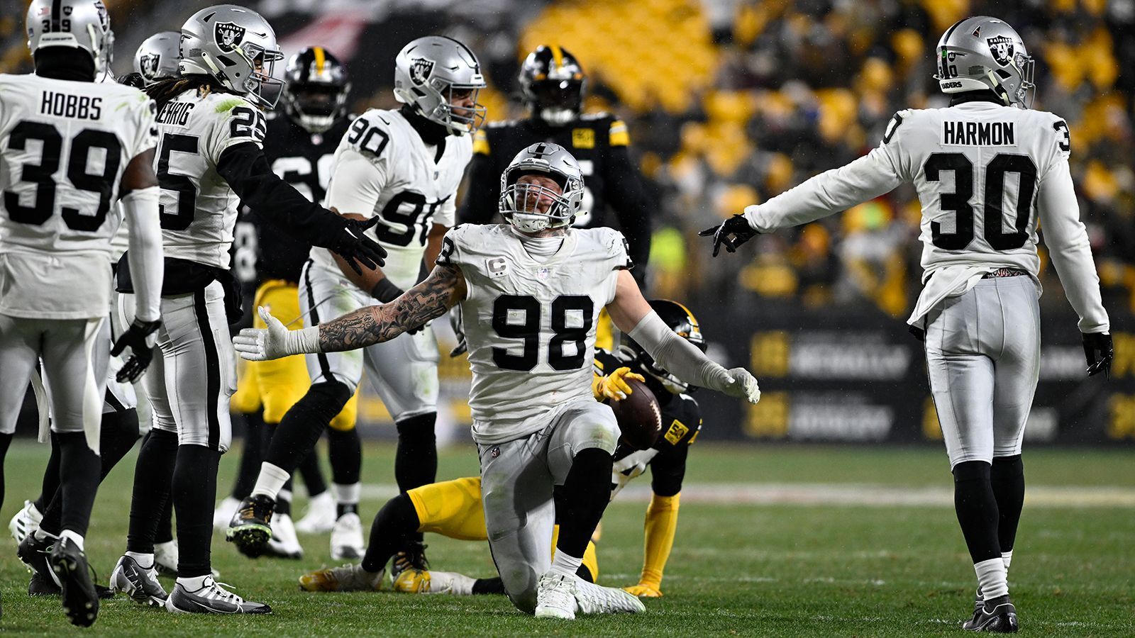 <strong>Las Vegas Raiders: Stärken (Defensive)</strong><br>
                Kein Spieler übte in den vergangenen zwei Spielzeiten häufiger Druck auf den Quarterback aus, als Maxx Crosby. Der Pass Rusher sorgt regelmäßig für Chaos im gegnerischen Backfield, Rookie Tyree Wilson soll ihn dabei unterstützen. Nate Hobbs&nbsp; zählt nicht zu den Shootingstars der Liga, konnten aber vergangene Saison mit guten Leistungen als Cornerback punkten.&nbsp;

