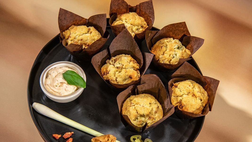 Jalapeños-Zitronengras-Muffins mit Birne, Chorizo und Zitronengras-Chili-Dip