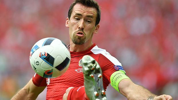 
                <strong>Christian Fuchs</strong><br>
                Christian Fuchs: Verlor das wichtige Kopfballduell beim ersten Gegentor. Als Kapitän spielte Fuchs mit einer sehr lässigen Körpersprache trotz des wichtigen Spiels. Wurde im Laufe des Spiels souveräner und brachte einige Flanken in den Strafraum. ran-Note: 4
              