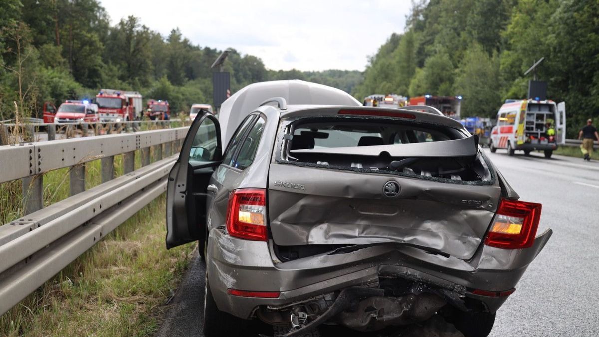 4. August 2024, Sachsen, Berbersdorf: Blick auf ein verunfalltes Auto auf der A4 zwischen Berbersdorf und Siebenlehn. 