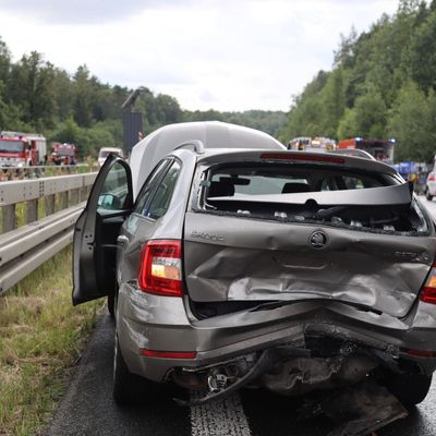 4. August 2024, Sachsen, Berbersdorf: Blick auf ein verunfalltes Auto auf der A4 zwischen Berbersdorf und Siebenlehn. 