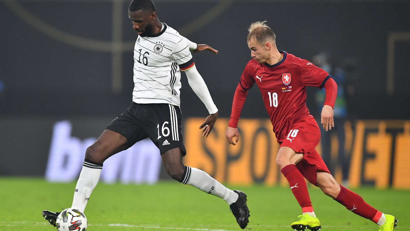 
                <strong>Antonio Rüdiger </strong><br>
                Nach der enttäuschenden WM 2018 war der aktuelle Chelsea-Profi Antonio Rüdiger ein Mann, der zuletzt von den Nicht-Nominierungen von Mats Hummels und Jerome Boateng sehr profitierte. So bestritt der gebürtige Berliner bislang bereits 40 Länderspiele, war in letzter Zeit unter Löw gesetzt. 
              