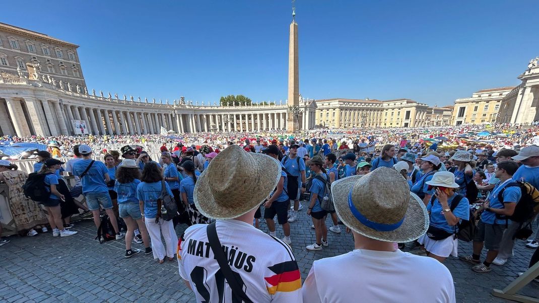 30. Juli 2024, Vatikan, Vatikanstadt: Zwei deutsche Teilnehmer der Ministranten-Wallfahrt 2024 warten auf dem Petersplatz auf Papst Franziskus.