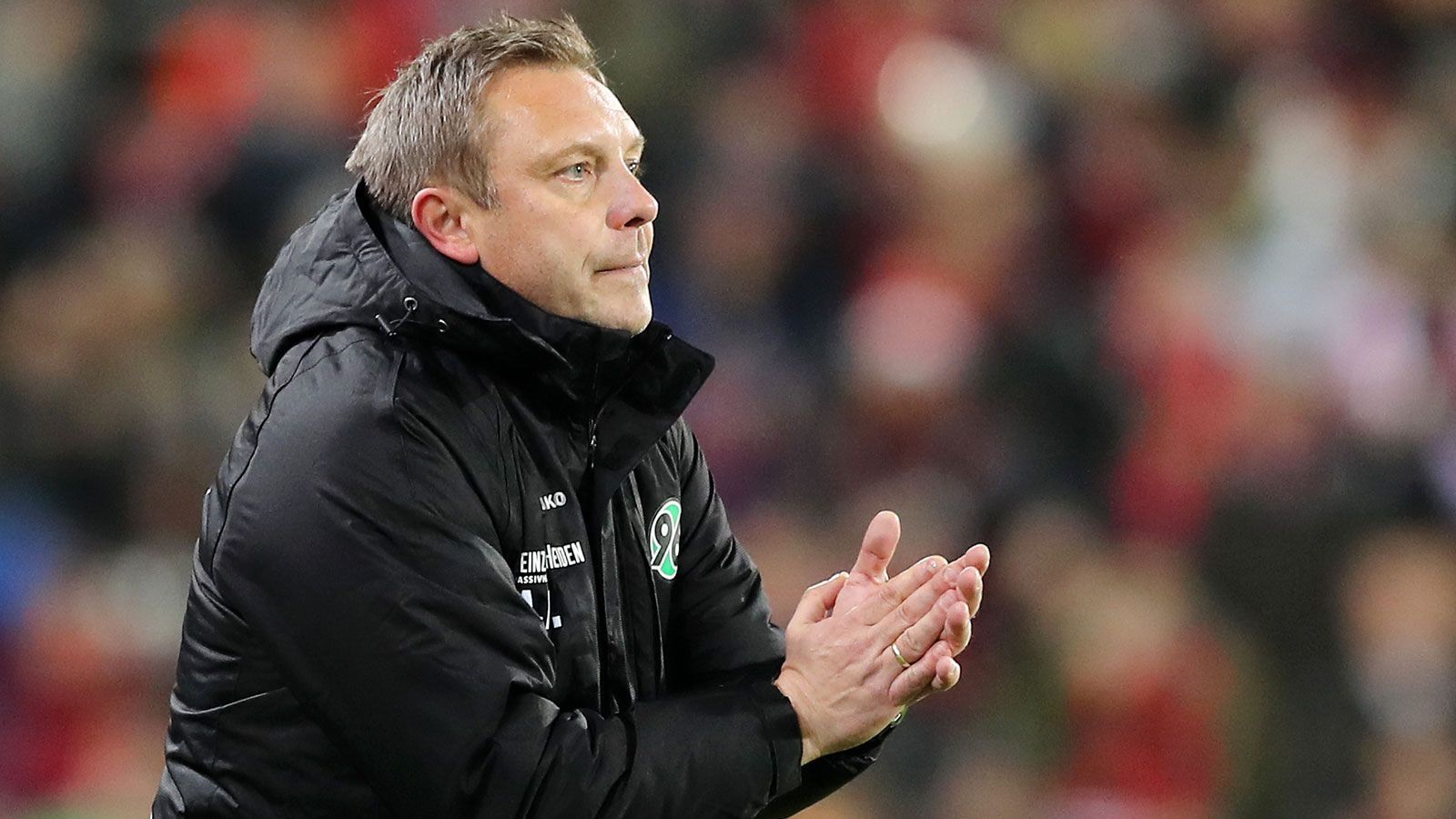 
                <strong>Andre Breitenreiter</strong><br>
                In der Winterpause der vergangenen Saison kam für Andre Breitenreiter nach zwei Jahren das Aus bei Hannover 96. In der aktuellen Spielzeit fungiert der 46-Jährige bei Champions-League-Spielen als Experte bei Sky Sport News HD. Gut möglich, dass sich der Müncher TV-Sender demnächst nach einem Ersatz umsehen muss. 
              