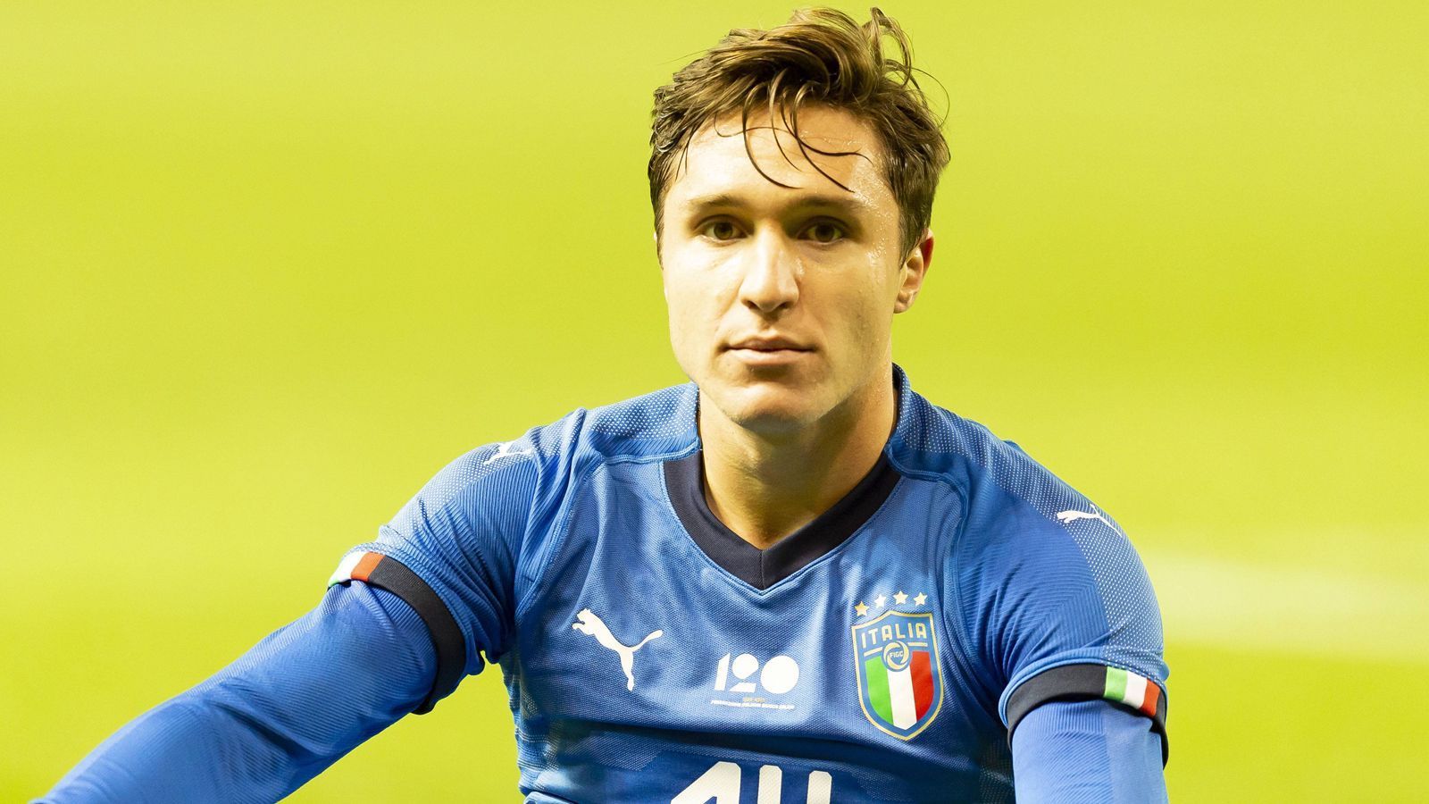 
                <strong>Federico Chiesa (Italien)</strong><br>
                Der italienische Rechtsaußen zählt in diesem Transfersommer zu den begehrtesten Spielern Europas. Das Eigengewächs vom AC Florenz erzielte in der vergangenen Saison in der Serie A sechs Tore und bereitete sieben Treffer vor, hat zudem bereits elf Länderspiele für die italienische A-Nationalmannschaft bestritten. Sämtliche europäische Top-Vereine, darunter angeblich auch der FC Bayern München, sind an dem 21-Jährigen interessiert. Laut "Sky Sport Italia" zieht es ihn aber zu Juventus Turin.
              