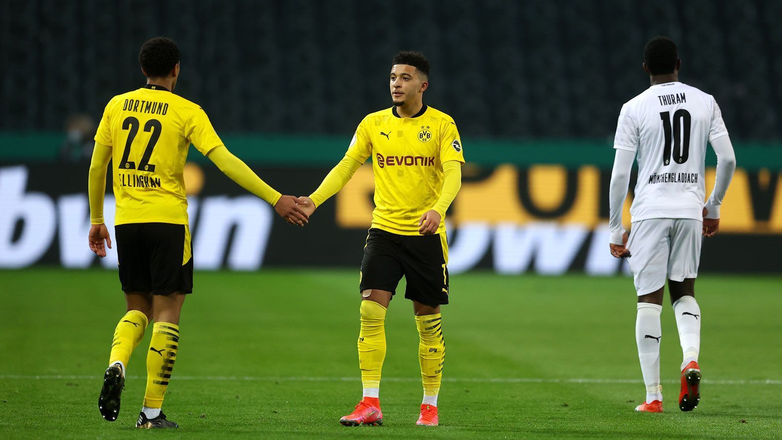 
                <strong>Jadon Sancho</strong><br>
                Der Siegtorschütze. Sancho lässt seine Fähigkeiten am Ball immer wieder durchblitzen, agiert zunächst aber noch glücklos. In der ersten Halbzeit gelingt ihm weder ein Torschuss noch eine Torschussvorlage. In der zweiten Halbzeit ist er effektiver, trifft eiskalt zum 1:0. Danach erfolgt die Auswechslung. ran-Note: 2
              