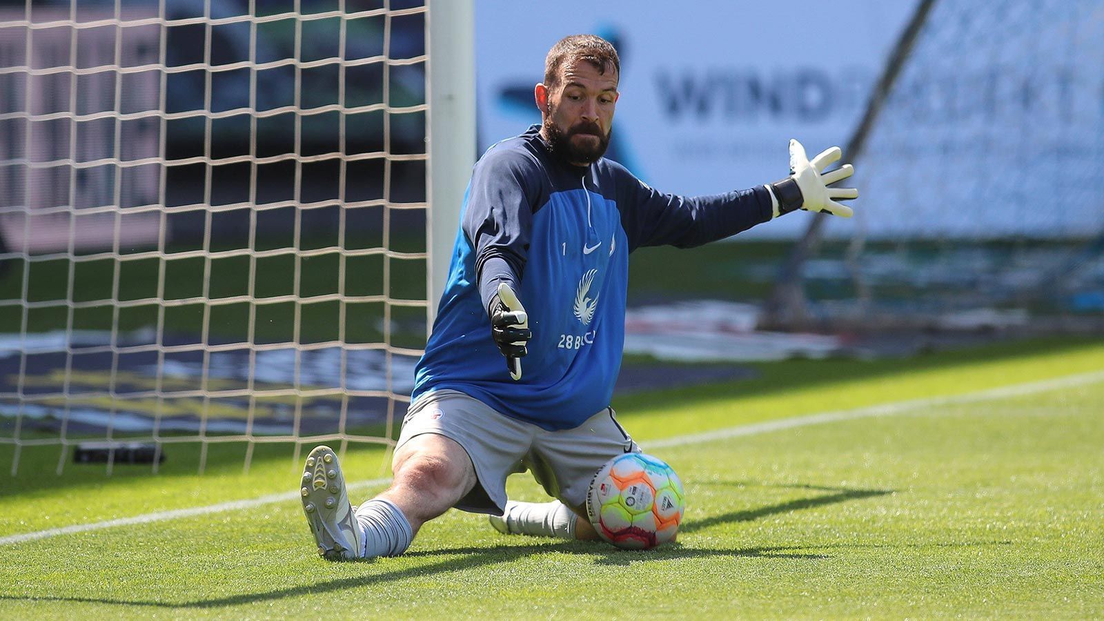 <strong>FC Hansa Rostock: Markus Kolke</strong><br>
                Torhüter Markus Kolke, der Hansa Rostock seit 2020 als Kapitän auf das Feld führt, hatte im März seinen ligaunabhängigen Vertrag bis 2026 verlängert. Die "Krake" war im Jahr 2019 von Wehen Wiesbaden an die Ostsee gekommen.
