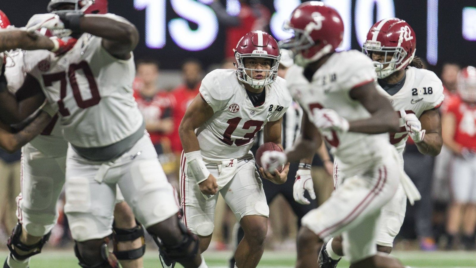 
                <strong>1.464</strong><br>
                1.464 Tage ist es her, dass beide Teams zuletzt im Endspiel aufeinander trafen. Im Januar 2018 siegten die Crimson Tide mit 26:23. Der heutige Dolphins-Quarterback Tua Tagovailoa (Foto) ersetzte bei Alabama seinerzeit mitten im Spiel den schwachen Jalen Hurts – heute Spielmacher der Philadelphia Eagles.
              