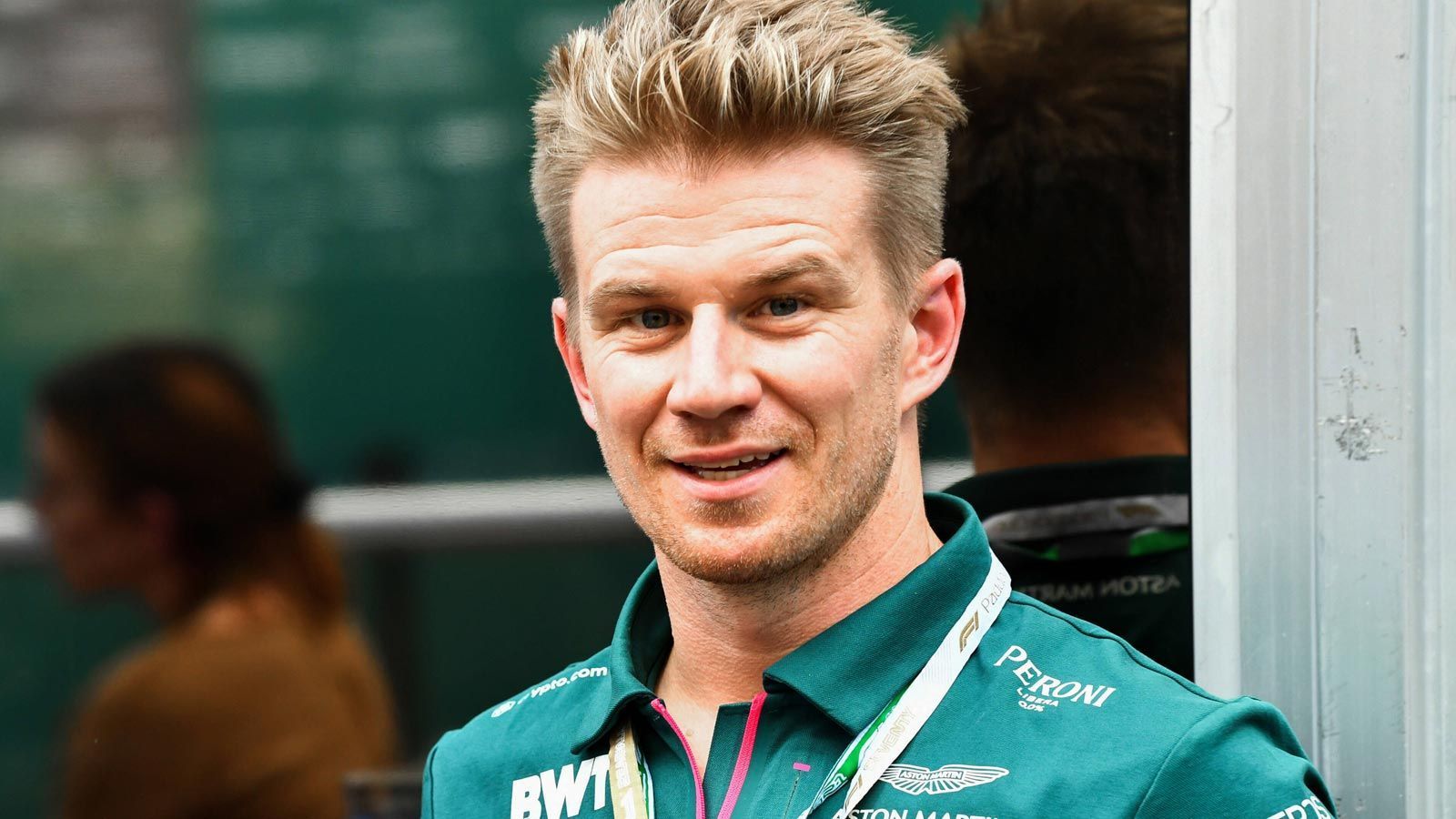 
                <strong>Nico Hülkenberg (Mercedes und Aston Martin)</strong><br>
                ... Nico Hülkenberg. Der 34-Jährige, der 2020 in drei Rennen die an Covid erkrankten Sergio Perez und Lance Stroll vertrat, ist Ersatzfahrer bei Mercedes und Aston Martin und gilt als einer der beliebtesten Fahrer der letzten Jahre. Ein kurzfristiger Wechsel ins Cockpit wäre, aufgrund der deutlich sinnvolleren Alternativen, eine große Überraschung. Eine Sache wäre dann aber fast sicher: Hülkenberg könnte sich endlich seinen langersehnten, ersten Podestplatz holen.
              