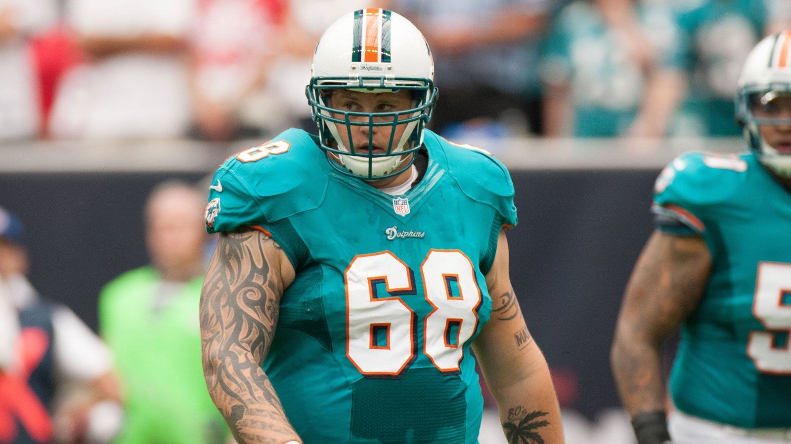 
                <strong>Richie Incognito</strong><br>
                In der Saison 2013 werden gegen den Guard der Miami Dolphins schwere Mobbing-Vorwürfe erhoben. Wie "ESPN" berichtet, hat Incognito seinen Teamkollegen Jonathan Martin mehrmals bedroht und rassistisch beleidigt, woraufhin er erst für den Rest des Jahres gesperrt und nach dem Ende der Saison entlassen wird. 2015 nehmen ihn die Buffalo Bills unter Vertrag, für die Incognito in drei Jahren dreimal für den Pro Bowl nominiert wird. Seit 2019 spielt er für die Oakland, beziehungsweise Las Vegas Raiders.
              