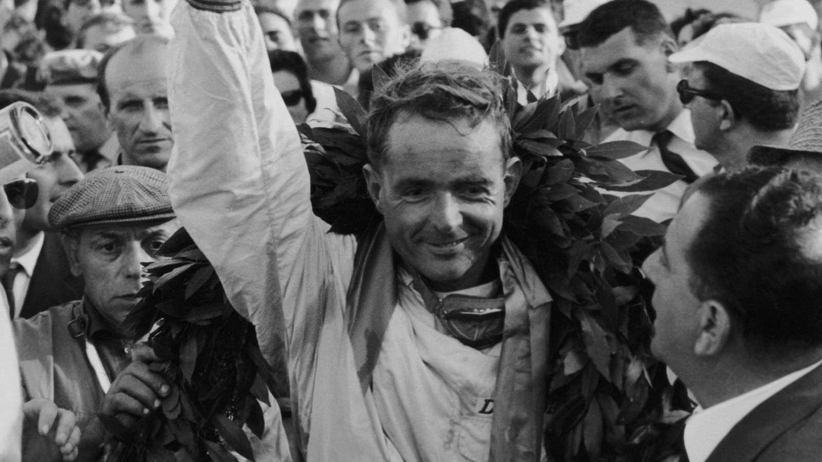 <strong>1961 - Ein Punkt Unterschied - Phil Hill 34, Wolfgang von Trips 33</strong><br>Hill, von Trips und Moss holten jeweils zwei Saisonsiege. Im finalen Rennen prallte von Trips in Führung liegend mit Jim Clark zusammen. Der Trips-Bolide flog in die Zuschauermenge und der Deutsche verstarb bei diesem Horrorcrash. Das Rennen ging jedoch weiter und Hill wurde Champion. Moss wurde mit 32 Punkten Dritter.&nbsp;