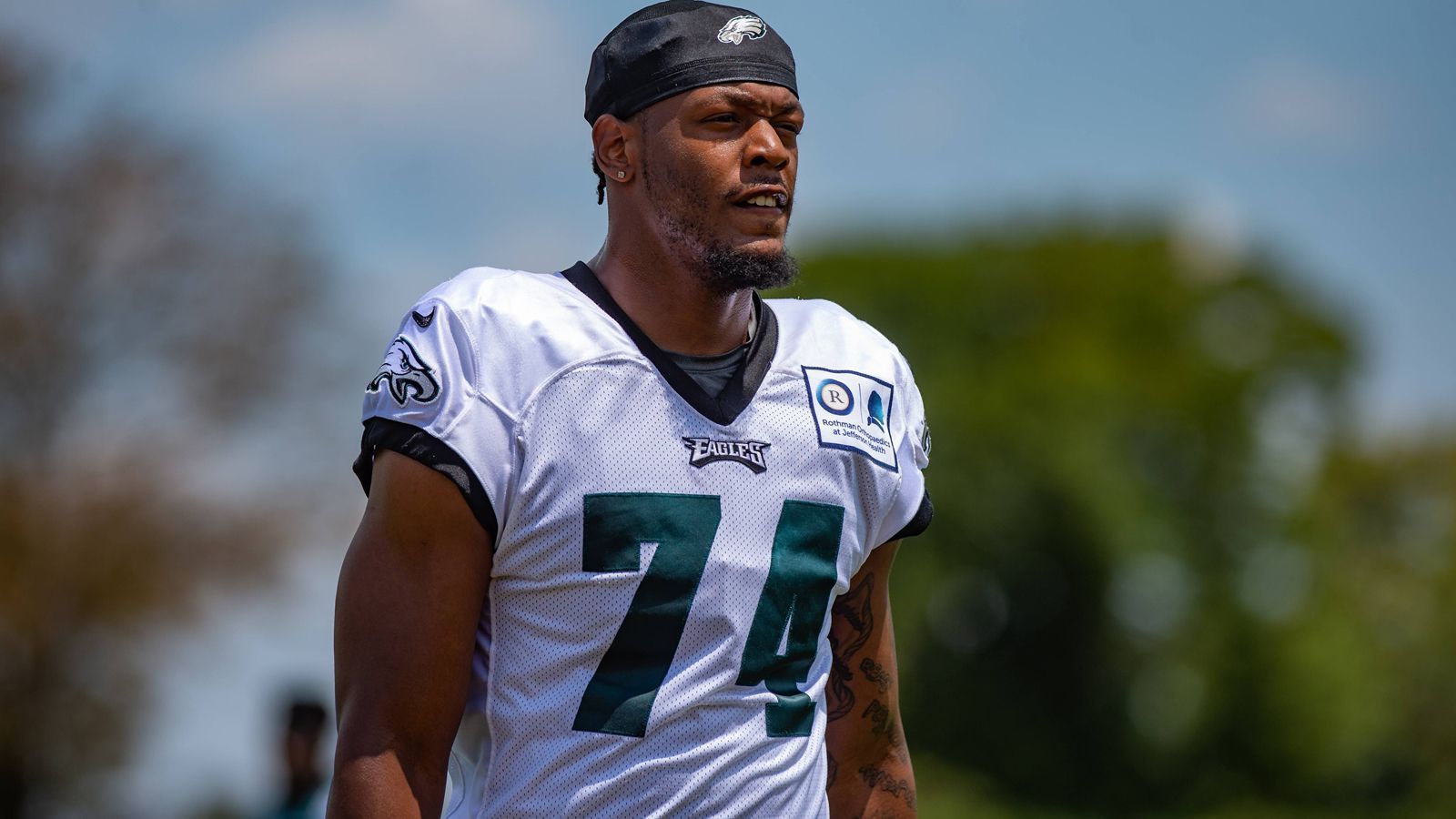 
                <strong>Daeshon Hall</strong><br>
                Daeshon Hall ist gemeinsam mit Rookie Shareef Miller Hauptkonkurrent für Kasim Edebali. In der vergangenen Saison stand Hall in den letzten Spielen im Roster der Eagles. Das hat er Rookie Miller also voraus. Für ihn werden ebenso wie für Edebali und Miller die Preseason-Spiele die wichtigsten Gradmesser. Er verteidigt eher mit der feinen Klinge, ist unglaublich gelenkig und dadurch unangenehm für Blocker, dafür ist er bei Tackles eher schwach auf der Brust.
              