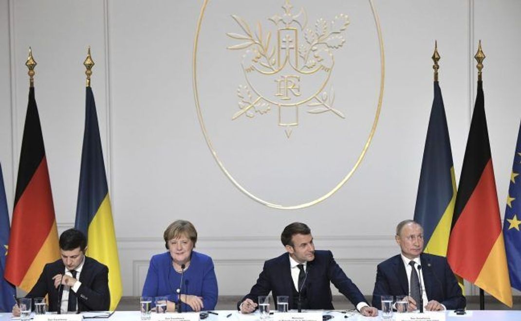 Im Dezember 2019 trifft Selenskyj (links) erstmals auf Wladimir Putin (rechts). Das Treffen in Paris, vermittelt von Macron und Merkel, ist als Verhandlung zum Donbas-Krieg gedacht.