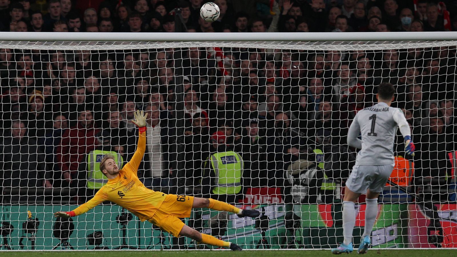 <strong>Finale EFL-Cup 2021/22</strong><br>Schon Ende Februar 2022 trafen sich Chelsea und Liverpool im EFL-Cup-Finale - und es sollte ein kurioser Abend werden. Nach 120 Minuten ohne Tor musste die Entscheidung erneut im Elfmeterschießen her und das dauerte. Nachdem 21 Elfmeter allesamt im Tor landeten, wurde Chelseas Schlussmann Kepa zum tragischen Helden mit seinem Fehlschuss. Endstand: 11:10 für Liverpool.&nbsp;