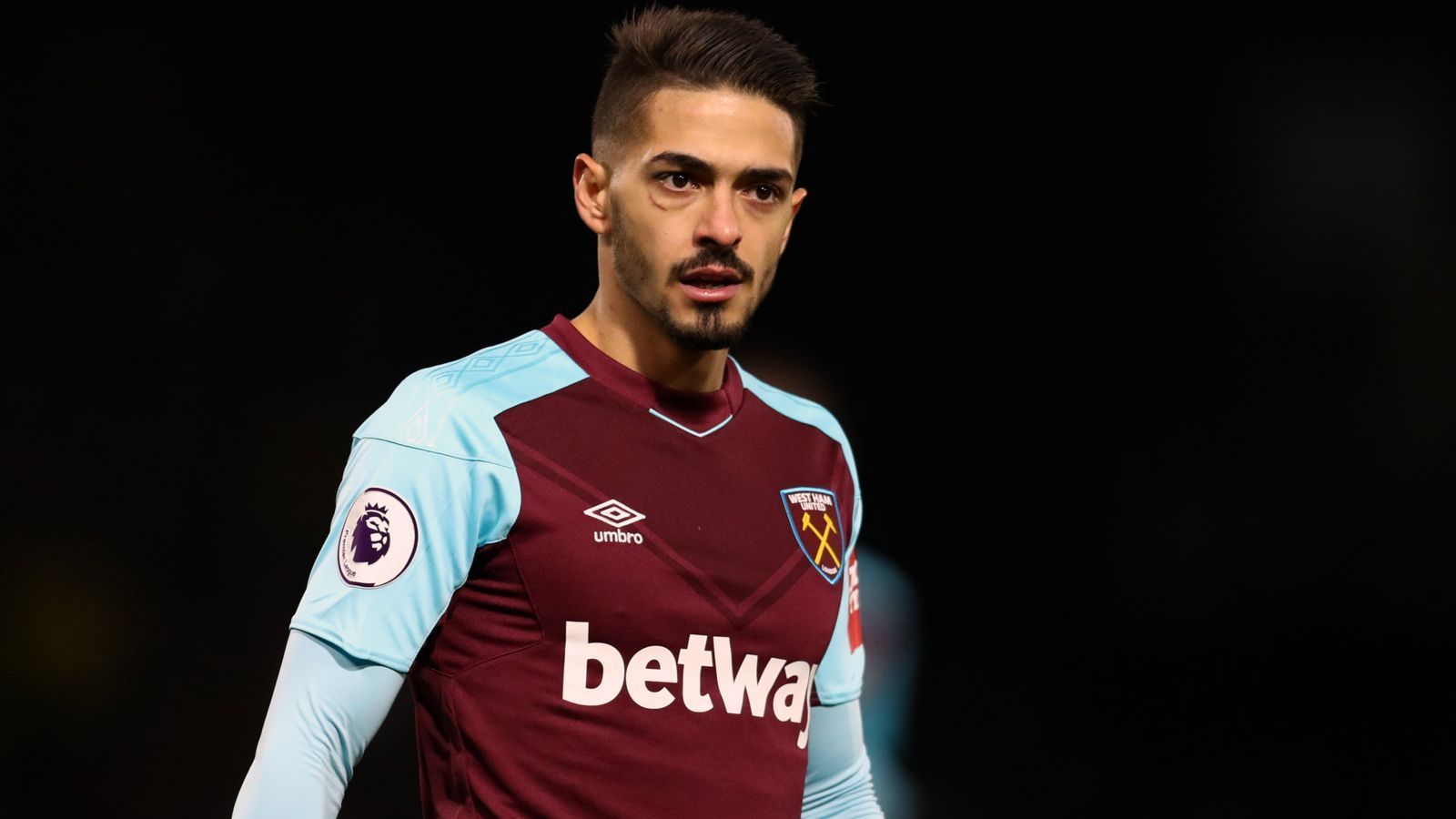 
                <strong>Manuel Lanzini (West Ham United)</strong><br>
                Der argentinische Mittelfeld-Regisseur Manuel Lanzini spielte eine starke Saison 2017/18 für den Premier-League-Klub West Ham United (fünf Tore, sieben Vorlagen) und durfte deshalb auch mit Argentinien zur WM fahren - so lautete zumindest sein Plan. Im Trainingslager vor der Endrunde in Russland riss sich der 25-Jährige das vordere Kreuzband im rechten Knie und fällt seitdem aus. Mit einer Rückkehr Lanzinis wird bei den "Hammers" frühestens im Dezember 2018 gerechnet.
              