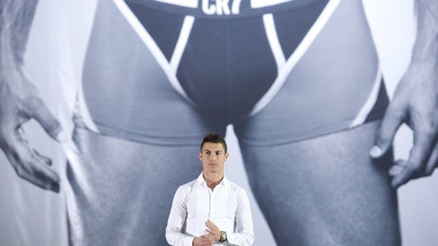 
                <strong>Ronaldo bringt gepolsterte Unterhosen auf den Markt</strong><br>
                Es wird Zeit für eine neue Unterwäsche-Kollektion! Diesmal hat sich Cristiano Ronaldo etwas ganz Besonderes einfallen lassen. Der Bund seiner neuen Unterhosen ist in Gold gefasst (natürlich muss der Träger dafür den perfekten CR7-Körper mitbringen), der Rest ist gut gepolstert, damit alles schön zur Geltung kommt. Ronaldo macht es höchstpersönlich vor.
              