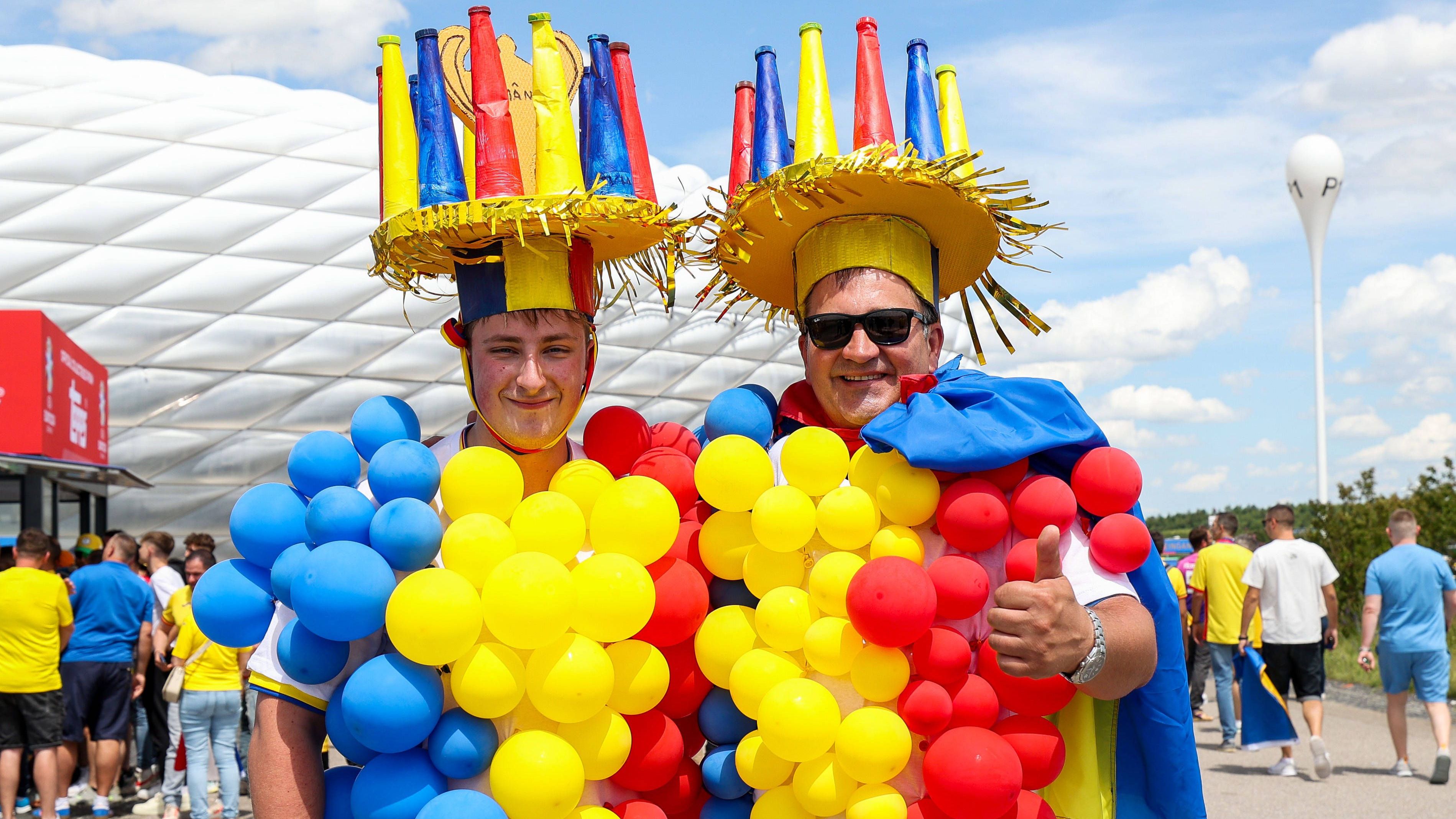 <strong>Rumänische Party in München</strong><br>Schon vor der Partie deutete sich an, dass die Allianz Arena in rumänischer Hand sein würde. Die Fans überzeugten aber nicht nur quantitativ, sondern bezüglich der Outfits auch qualitativ.