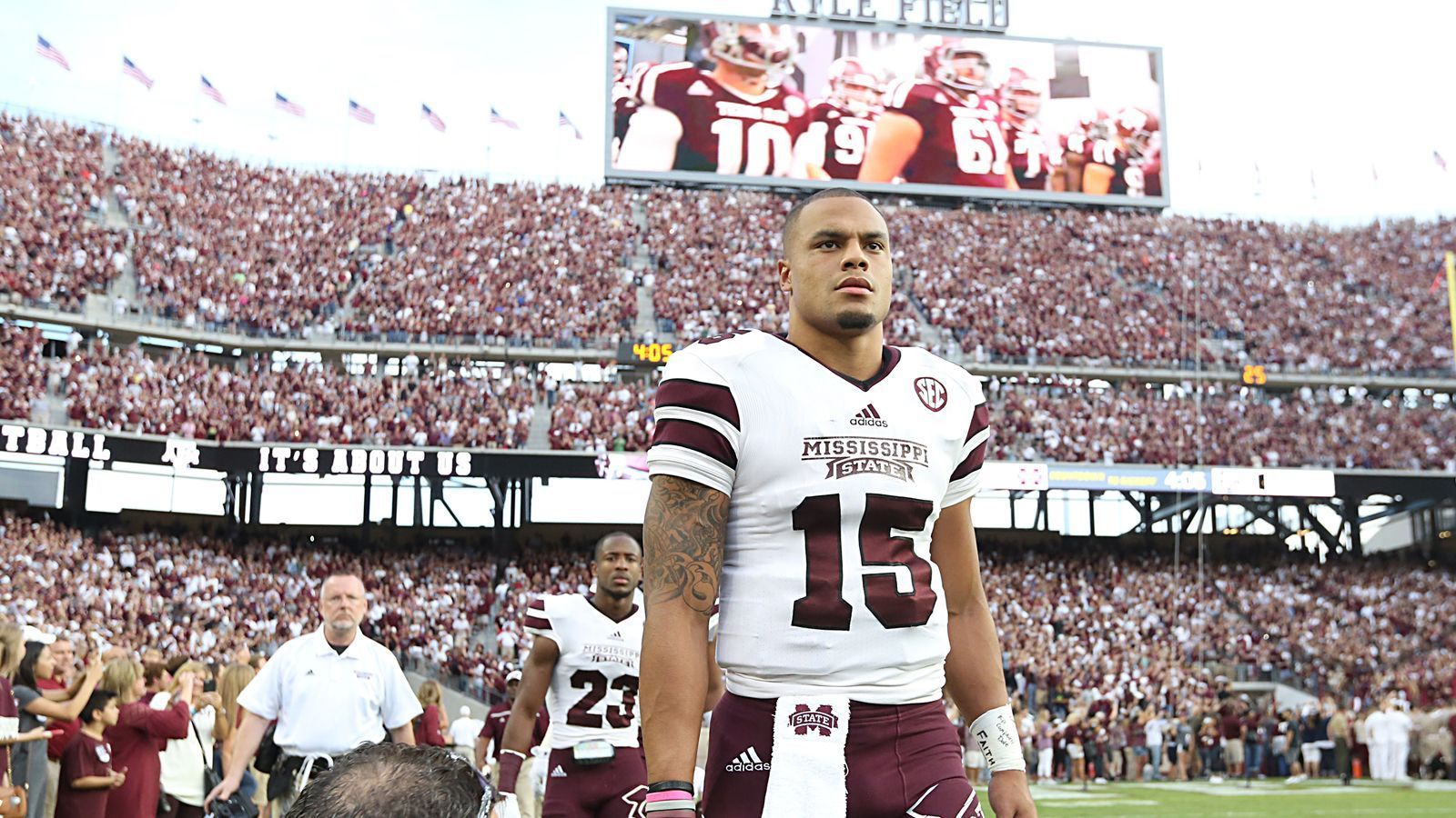 
                <strong>Fast ein Heisman</strong><br>
                Damals First-Team All-SEC Quarterback Dak Prescott (jetzt ein Dallas Cowboy) gehört zu den wohl bekanntesten Alumni seiner Alma Mater. Bevor er 2016 von den Dallas Cowboys gedraftet wurde, erreichte er immerhin den 8. Platz im Heisman-Voting, also dem besten College-Footballspieler des Landes. Das war das beste Abschneiden eines Bulldogs seit Shorty McWilliams im Jahr 1944. Ein weiterer "Star" der Schule ist sicherlich Fletcher Cox. Der Defensive Tackle wurde 2012 in der ersten Runde gedraftet und gewann mit den Philadelphia Eagles den Super Bowl. Derzeit macht er sich nun zur Aufgabe, gleich zweimal pro Jahr gegen den erbitterten Rivalen aus Dallas genau jenen Dak Prescott zu jagen! So klein ist die Footballwelt.
              