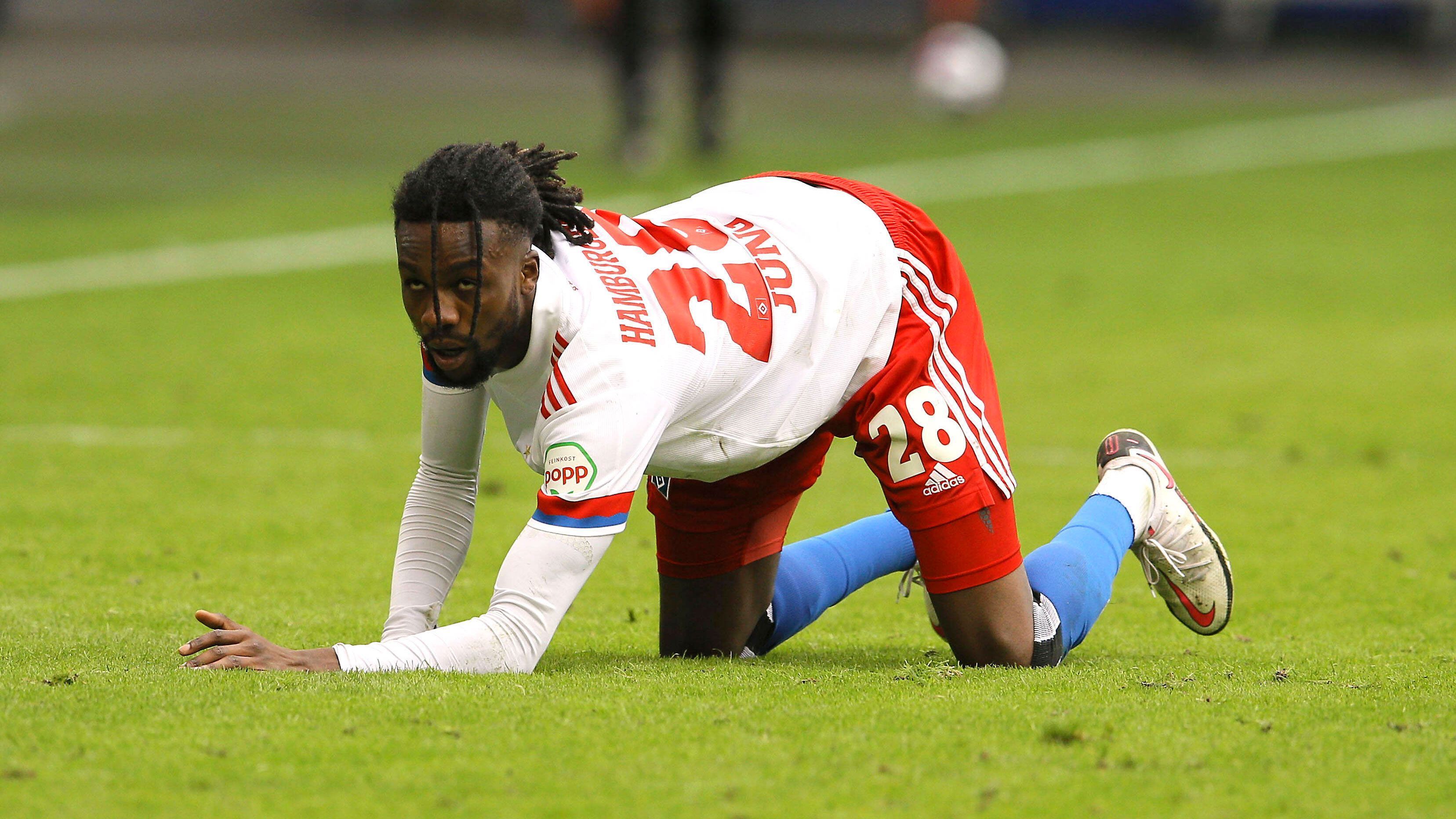 
                <strong>Gideon Jung</strong><br>
                Defensiv-Allrounder Gideon Jung ist vertraglich genau so lange an den HSV gebunden. Nach zuletzt aber sehr durchwachsenden Leistungen, spielte er unter Hrubesch nur noch als Notlösung eine Rolle. Ob der Verein ihn allerdings so einfach los, wird ist auch mal wieder eine Frage des Geldes. Zwar soll es bereits Gespräche über einen Wechsel gegeben haben und einige Teams aus der zweiten Liga hätten auch Interesse an dem 26-jährigen gezeigt, allerdings ist er mit 100.000 Euro Monatsgehalt jetzt nicht gerade das, was man als Geringverdiener bezeichnen würde. Keine einfachen Aussichten also auf dem Transfermarkt für die Verantwortlichen. 
              