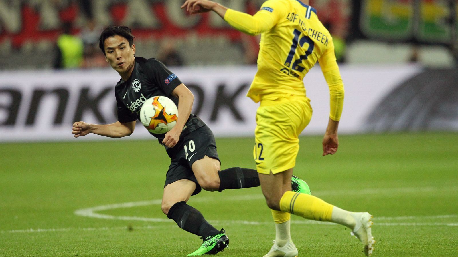 
                <strong>Makoto Hasebe</strong><br>
                Anfangs wie immer umsichtig, zweikampfstark. Der Antreiber, Dirigent aus der Defensive. Kann aber gegen den Londoner Druck in der Schlussphase der ersten Hälfte auch nur wenig ausrichten. Wird dann zunehmend ungenauer, kann die Lücken nicht mehr alle schließen. ran-Note: 4
              