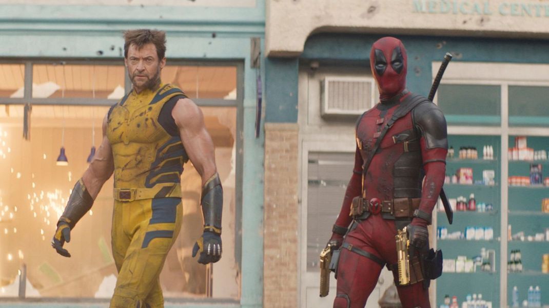 Die Superhelden Deadpool und Wolverine werden bald zusammen auf der großen Leinwand zu sehen sein. Vorher kannst du aber ihre jeweiligen Filme auf ProSieben ansehen.