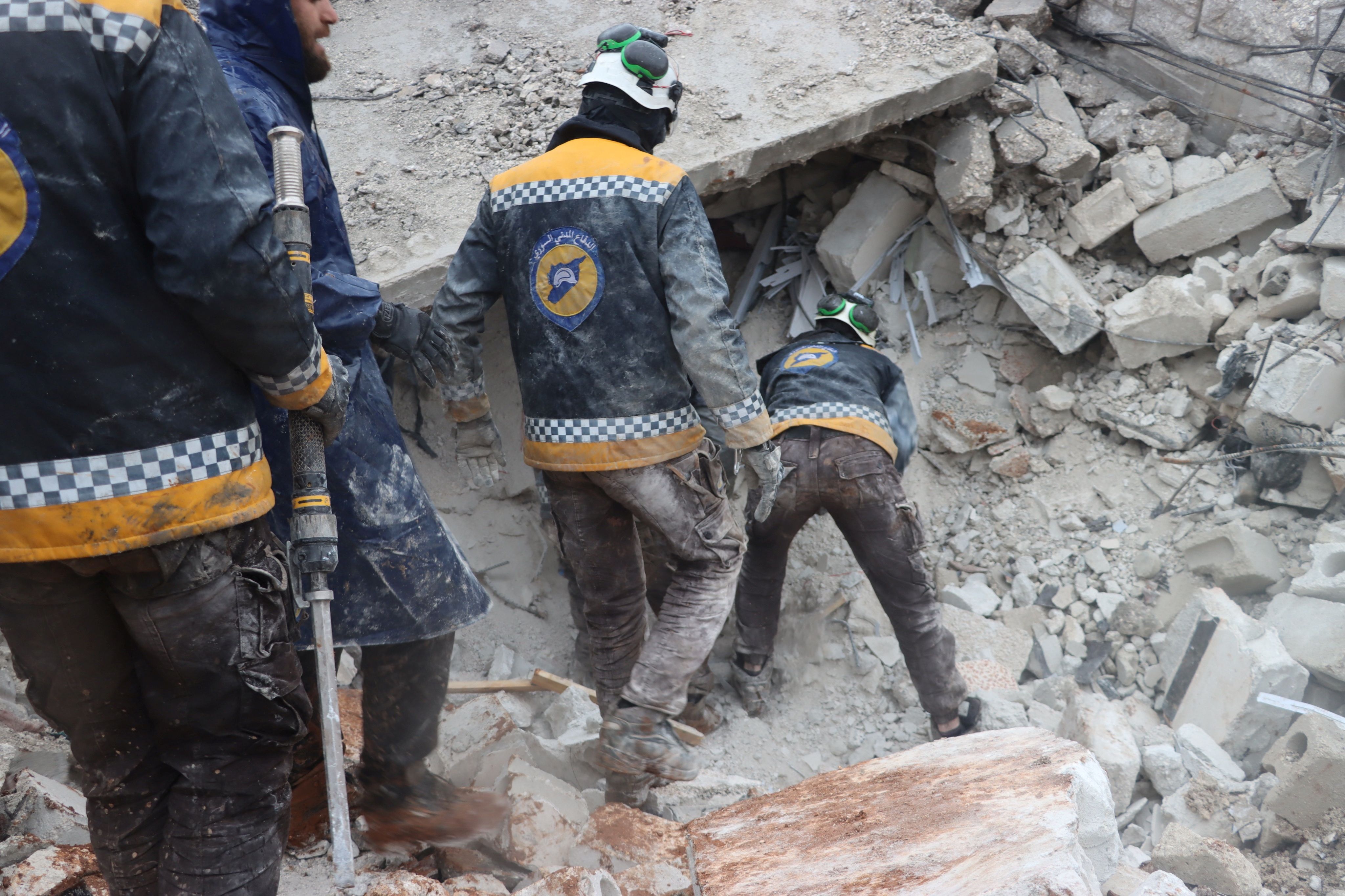 Rettungskräfte suchen in Al Atarib in Syrien nach Verschütteten.
