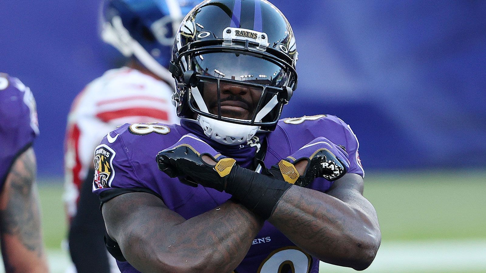 
                <strong>Dez Bryant (Wide Receiver)</strong><br>
                Ob es für Dez Bryant noch eine Zukunft in der NFL geben wird? Sein Neustart bei den Baltimore Ravens in der vergangenen Saison stand nach dem Achillessehnenriss jedenfalls unter keinem besonders guten Stern. So richtig fand der First Rounder des Draft 2010 in Maryland nicht in Tritt. Bei seinen fünf Kurzeinsätzen fing er sechs Pässe für 47 Yards, brachte aber zumindest zwei Touchdowns zustande. In diesem Sommer deutete sich noch nicht an, wo es für ihn weitergehen könnte.
              