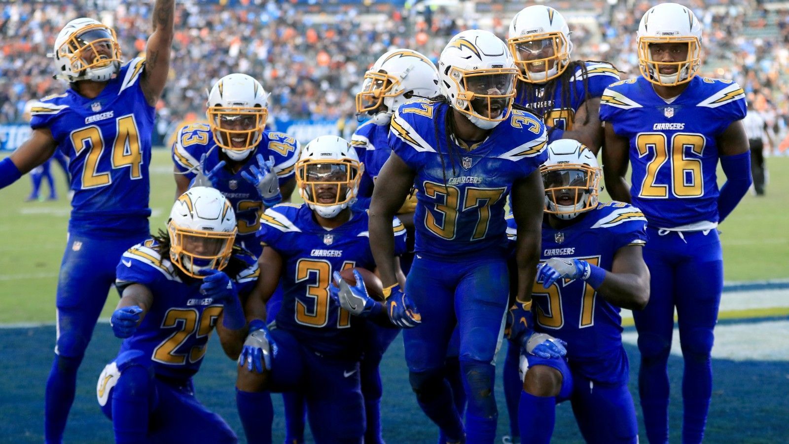 
                <strong>Neues Logo und neues Trikot für die LA Chargers?</strong><br>
                Laut Reedy sollen nach den Rams auch die Los Angeles Chargers ernsthaft darüber nachdenken, ein neues Logo sowie neue Jerseys einzuführen. Allerdings gibt es aktuell noch keinen Hinweis darauf, wann das passieren und wie beides in Zukunft aussehen könnte.
              