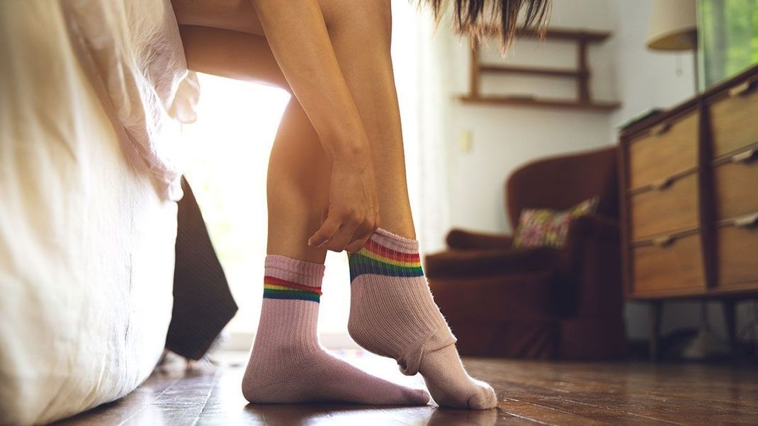 Im Sommer möchten wir unsere Füße zeigen – und nicht in Socken verstecken! Wir verraten euch, was gegen unschöne Rollnägeln hilft.